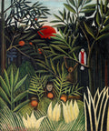 Quadro decorativo com pintura de Henri Rousseau, 'A Selva Tropical com Macacos', representando uma selva densa com folhagens verdes escuras, macacos com frutas laranjas e um pássaro branco e vermelho em um galho, sob um céu claro e um sol vermelho ao fundo.