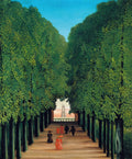 Pintura de Henri Rousseau, "A Alameda do Bosque", mostrando uma alameda ladeada por árvores altas e densas, com figuras caminhando no centro e uma estrutura arquitetônica ao fundo, sob um céu azul. A obra possui uma estética ingênua e cores vibrantes, com predominância de verde e azul.