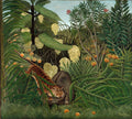 Quadro decorativo "A Luta do Tigre e do Boi" de Henri Rousseau, retratando um tigre atacando um boi em uma selva exuberante com vegetação densa e folhas grandes. A paleta de cores é dominada por tons de verde, marrom e laranja. A cena é dramática e detalhada.