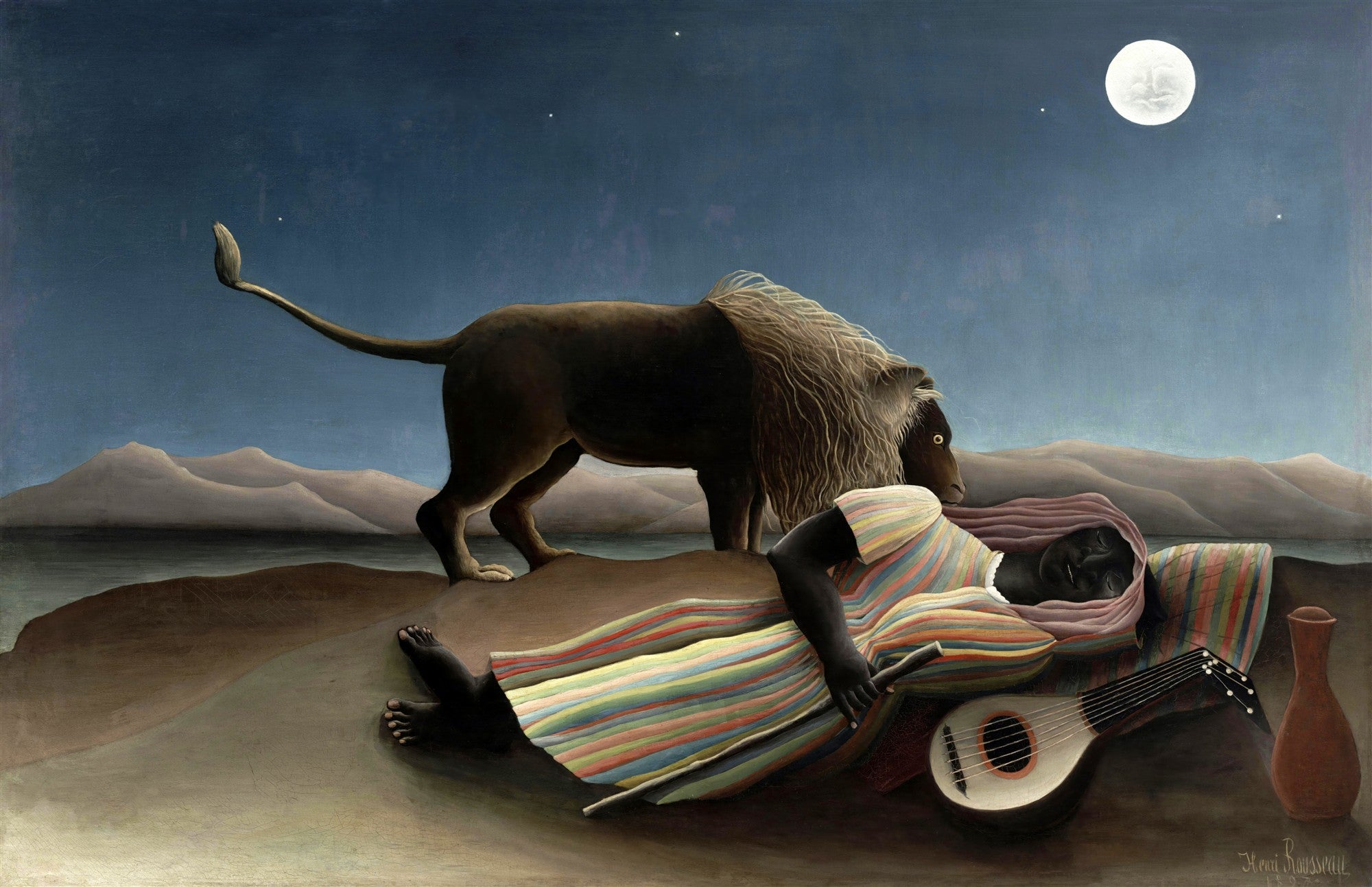 Quadro decorativo "A Cigana Adormecida" de Henri Rousseau, com uma mulher dormindo e um leão observando sob a luz da lua cheia em uma paisagem árida.