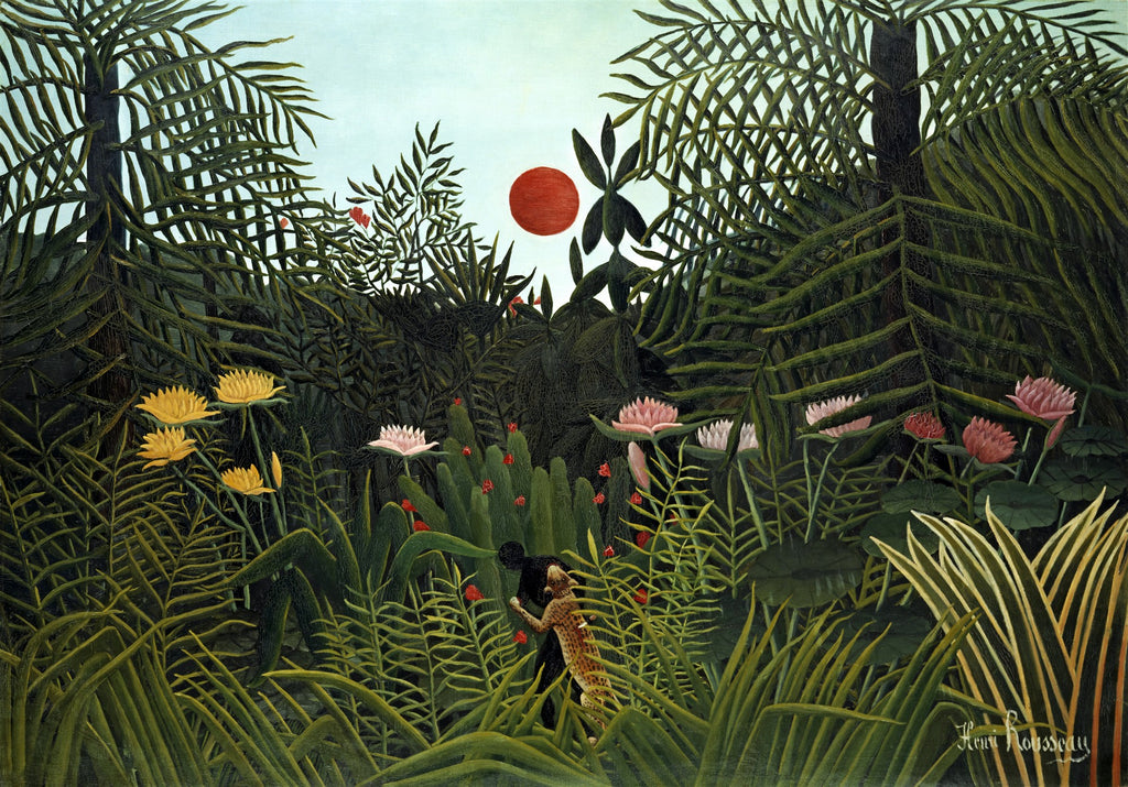 Quadro decorativo com pintura de selva densa e exuberante, com macaco e leopardo entre a folhagem verde escura e um sol vermelho no céu azul claro. Estilo de Henri Rousseau.