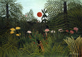 Quadro decorativo com pintura de selva densa e exuberante, com macaco e leopardo entre a folhagem verde escura e um sol vermelho no céu azul claro. Estilo de Henri Rousseau.