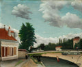 Quadro decorativo com paisagem fluvial do artista Henri Rousseau, mostrando casas com telhados de terracota, um rio calmo com um barco, e um céu com nuvens brancas sobre um fundo azul claro. A cena transmite uma sensação de tranquilidade e simplicidade, com vegetação luxuriante e um pequeno pontilhão de madeira. Assinatura do artista no canto inferior direito.