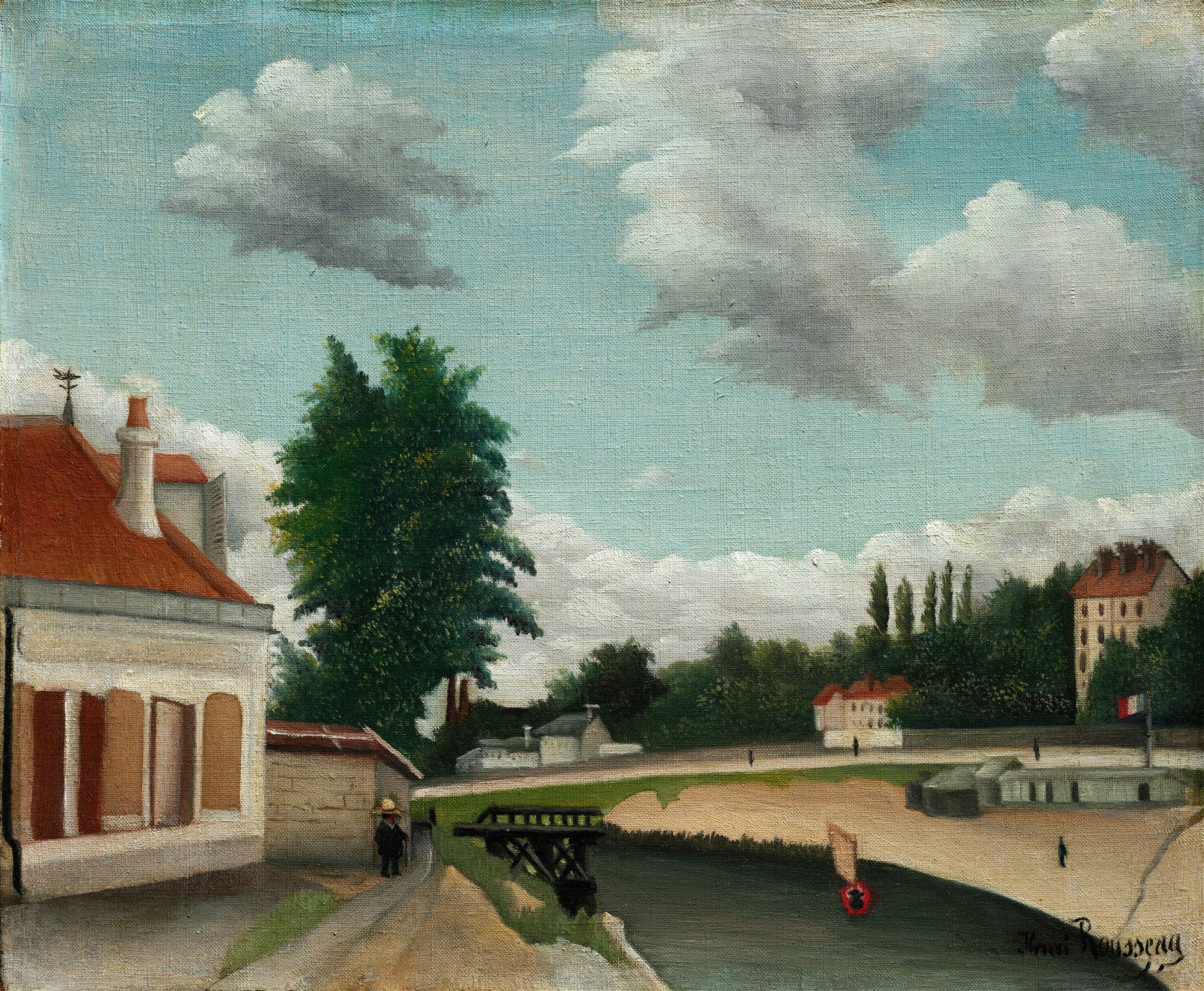 Quadro decorativo com paisagem fluvial do artista Henri Rousseau, mostrando casas com telhados de terracota, um rio calmo com um barco, e um céu com nuvens brancas sobre um fundo azul claro. A cena transmite uma sensação de tranquilidade e simplicidade, com vegetação luxuriante e um pequeno pontilhão de madeira. Assinatura do artista no canto inferior direito.