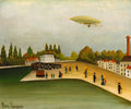 Quadro decorativo 'A Passagem do Dirigível' de Henri Rousseau, mostrando um dirigível sobrevoando uma paisagem com casas, árvores e figuras humanas em estilo Naïf.