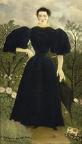 Retrato de mulher com vestido escuro em meio a um jardim tropical, estilo naïf, obra de Henri Rousseau.