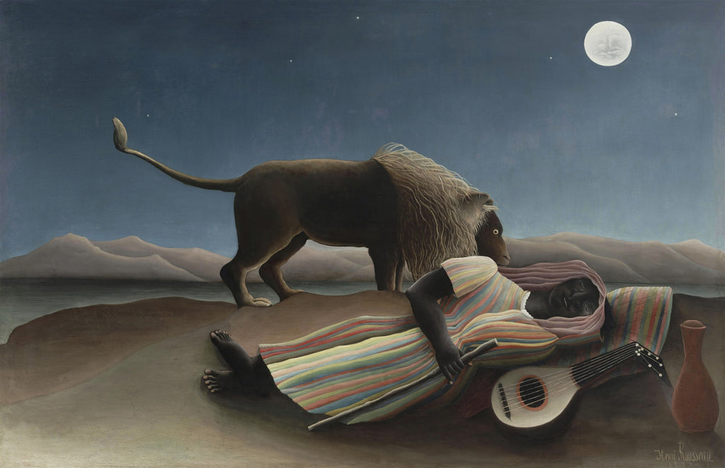 Quadro 'A Cigana Adormecida' de Henri Rousseau, mostrando uma mulher negra dormindo em um deserto sob uma lua cheia, com um leão observando-a. O céu noturno é azul escuro com algumas estrelas. A mulher veste um vestido listrado colorido e tem um instrumento musical ao seu lado. Uma jarra de barro está próxima. Montanhas distantes e um corpo d'água completam a cena.