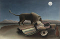 Quadro 'A Cigana Adormecida' de Henri Rousseau, mostrando uma mulher negra dormindo em um deserto sob uma lua cheia, com um leão observando-a. O céu noturno é azul escuro com algumas estrelas. A mulher veste um vestido listrado colorido e tem um instrumento musical ao seu lado. Uma jarra de barro está próxima. Montanhas distantes e um corpo d'água completam a cena.
