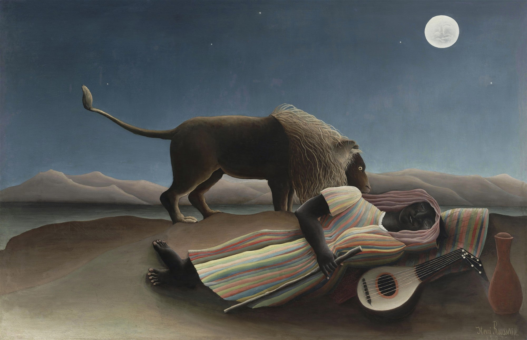 Quadro 'A Cigana Adormecida' de Henri Rousseau, mostrando uma mulher negra dormindo em um deserto sob uma lua cheia, com um leão observando-a. O céu noturno é azul escuro com algumas estrelas. A mulher veste um vestido listrado colorido e tem um instrumento musical ao seu lado. Uma jarra de barro está próxima. Montanhas distantes e um corpo d'água completam a cena.
