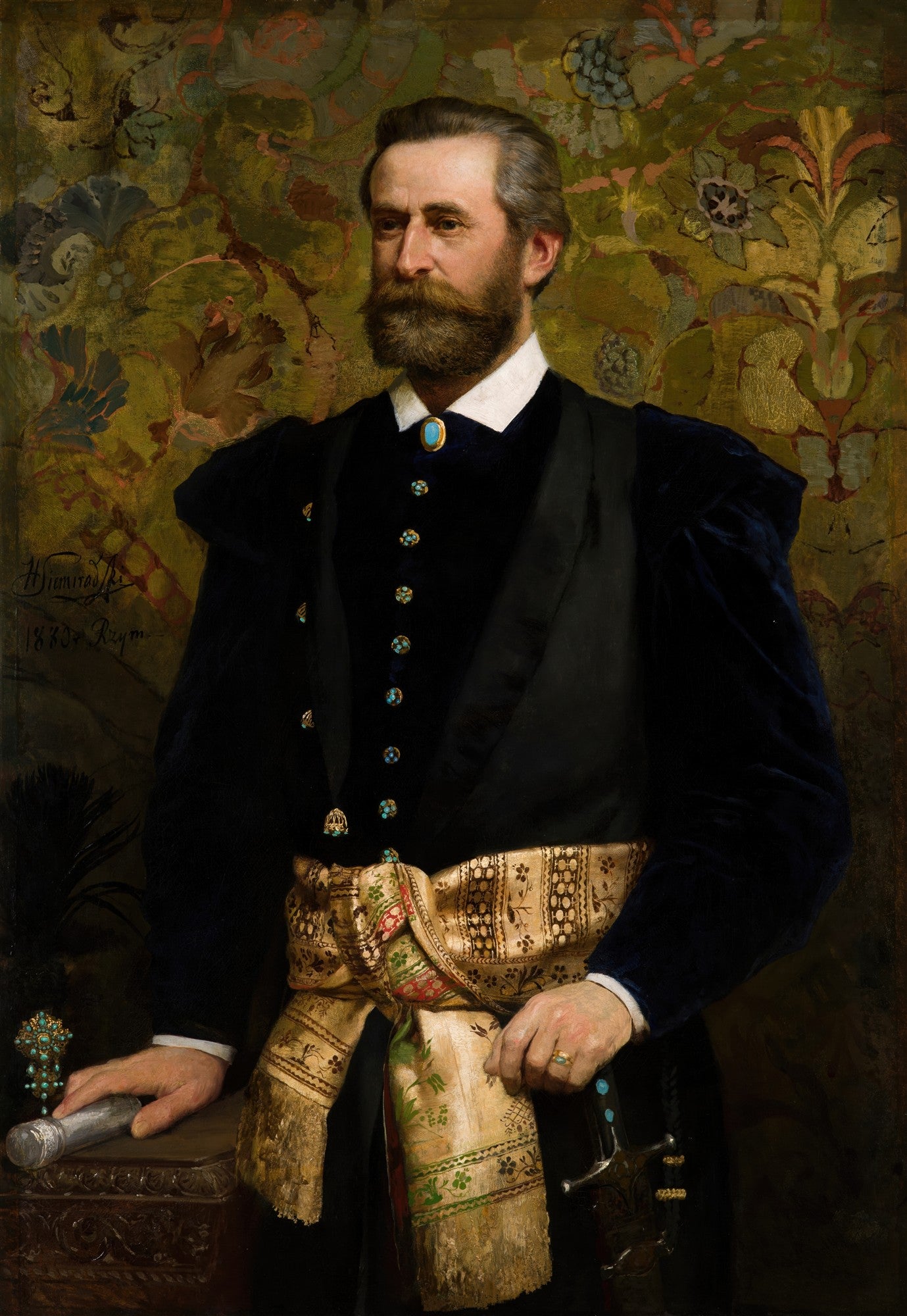 Retrato de um homem barbudo e de meia-idade, vestido com traje formal azul-marinho decorado com broches turquesa e um lenço dourado estampado. O fundo é um padrão floral em tons de verde e marrom. A imagem é atribuída a Henryk Siemiradzki.