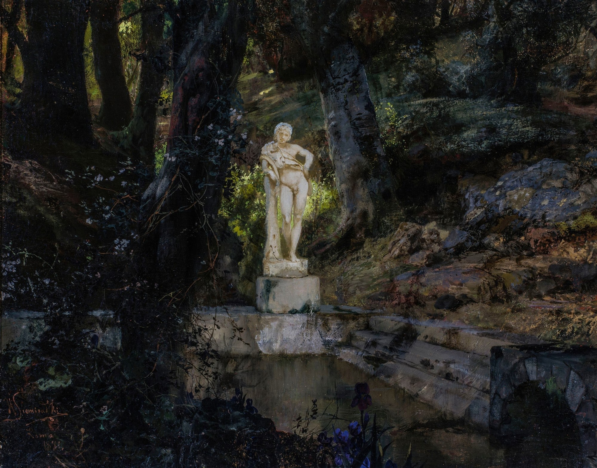 Quadro decorativo com imagem de uma estátua clássica nua em mármore branco em meio a uma densa floresta escura, com raios de luz atravessando as árvores. A estátua está sobre um pedestal e há água abaixo dela. O estilo é realista e sombrio, com a assinatura 'Siemiradzki' no canto inferior esquerdo.