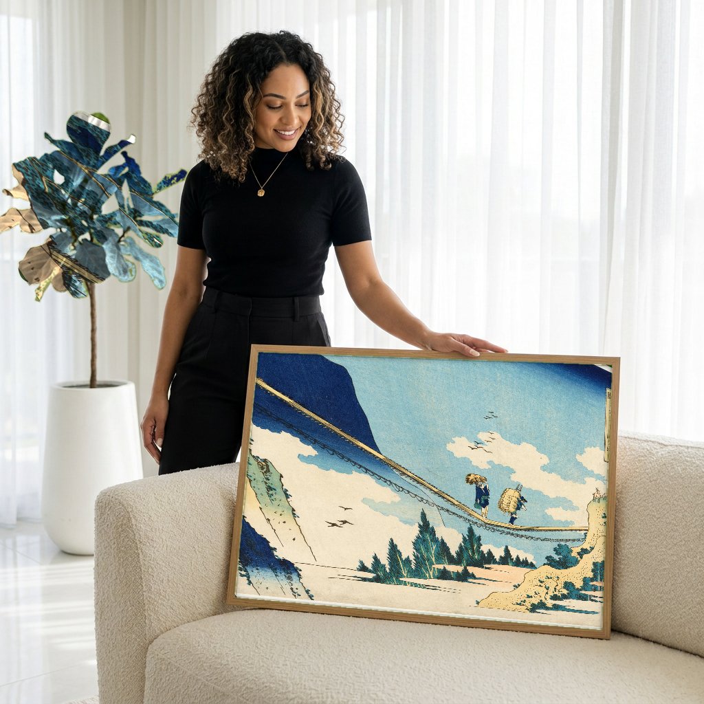 Quadro Decorativo A Ponte Suspensa de Hoki - Hokusai com modelo em ambiente