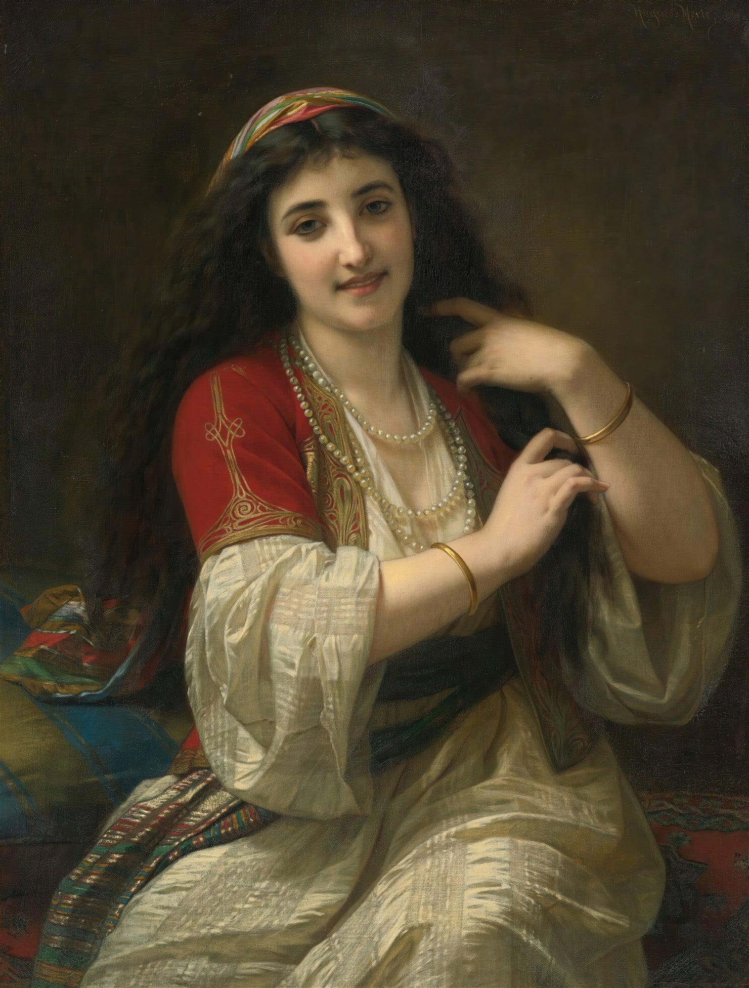 Retrato de uma jovem mulher, "A Odalisca" de Hugues Merle. Ela tem cabelos escuros e longos, veste roupas orientais brancas e vermelhas com joias de pérolas, e um lenço colorido na cabeça. A mulher sorri gentilmente e toca o cabelo com uma das mãos, sentada sobre almofadas coloridas em um fundo escuro.