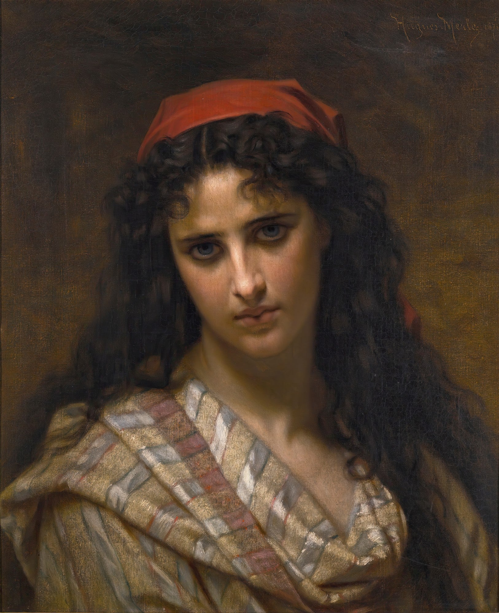 Retrato de uma jovem mulher com cabelos escuros encaracolados, olhos azuis profundos, um lenço vermelho na cabeça e um xale estampado em tons de bege, vermelho e branco. Fundo escuro. Obra atribuída a Hugues Merle.