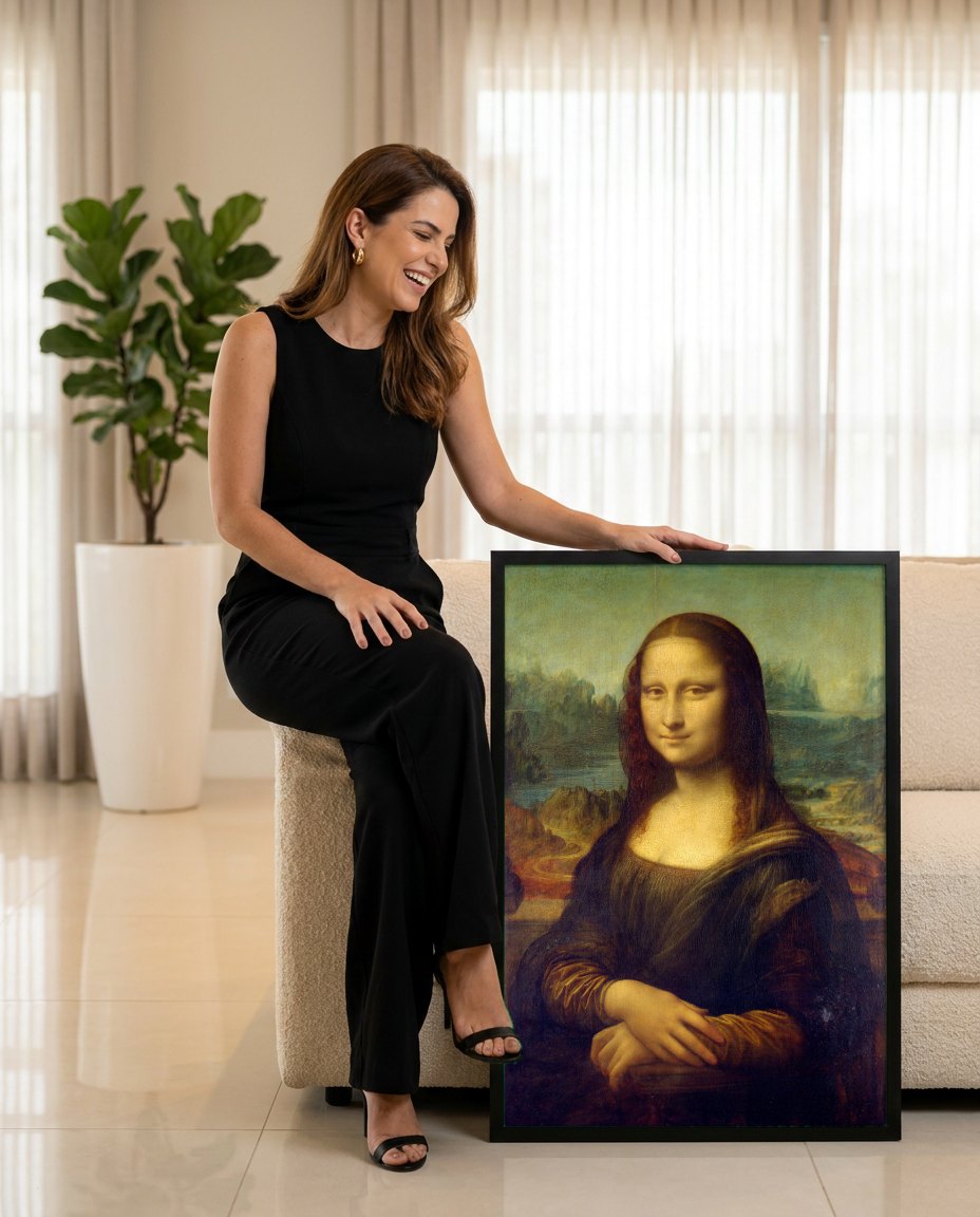 Quadro Decorativo Mona Lisa - Da Vinci | modelo apresentando o quadro emoldurado