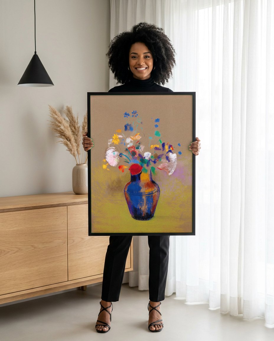 Quadro Decorativo 'Vaso com Flores Coloridas' - Odilon Redon | modelo apresentando o quadro emoldurado