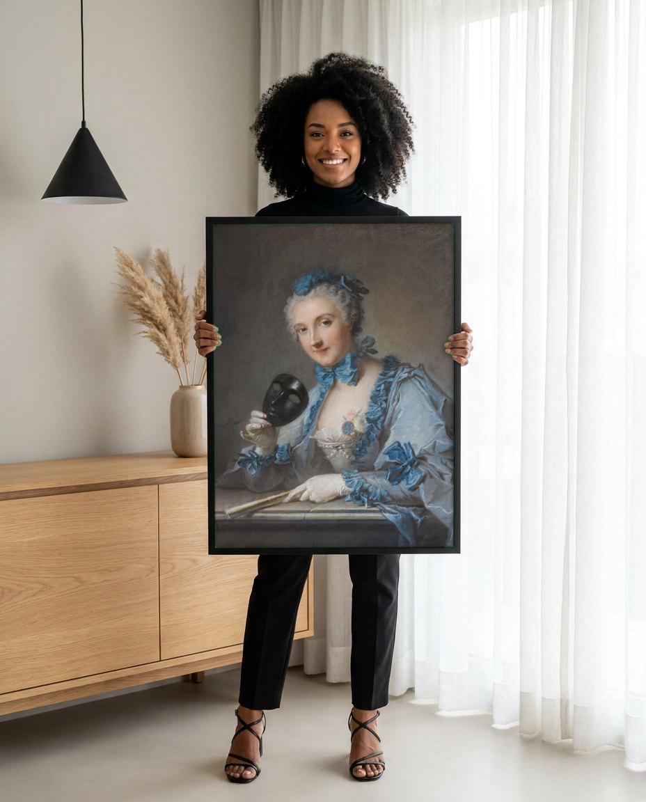 Quadro Decorativo Dama com Máscara - Nattier | modelo apresentando o quadro emoldurado