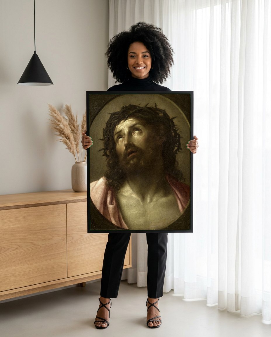 Quadro Decorativo Ecce Homo - Guido Reni | modelo apresentando o quadro emoldurado