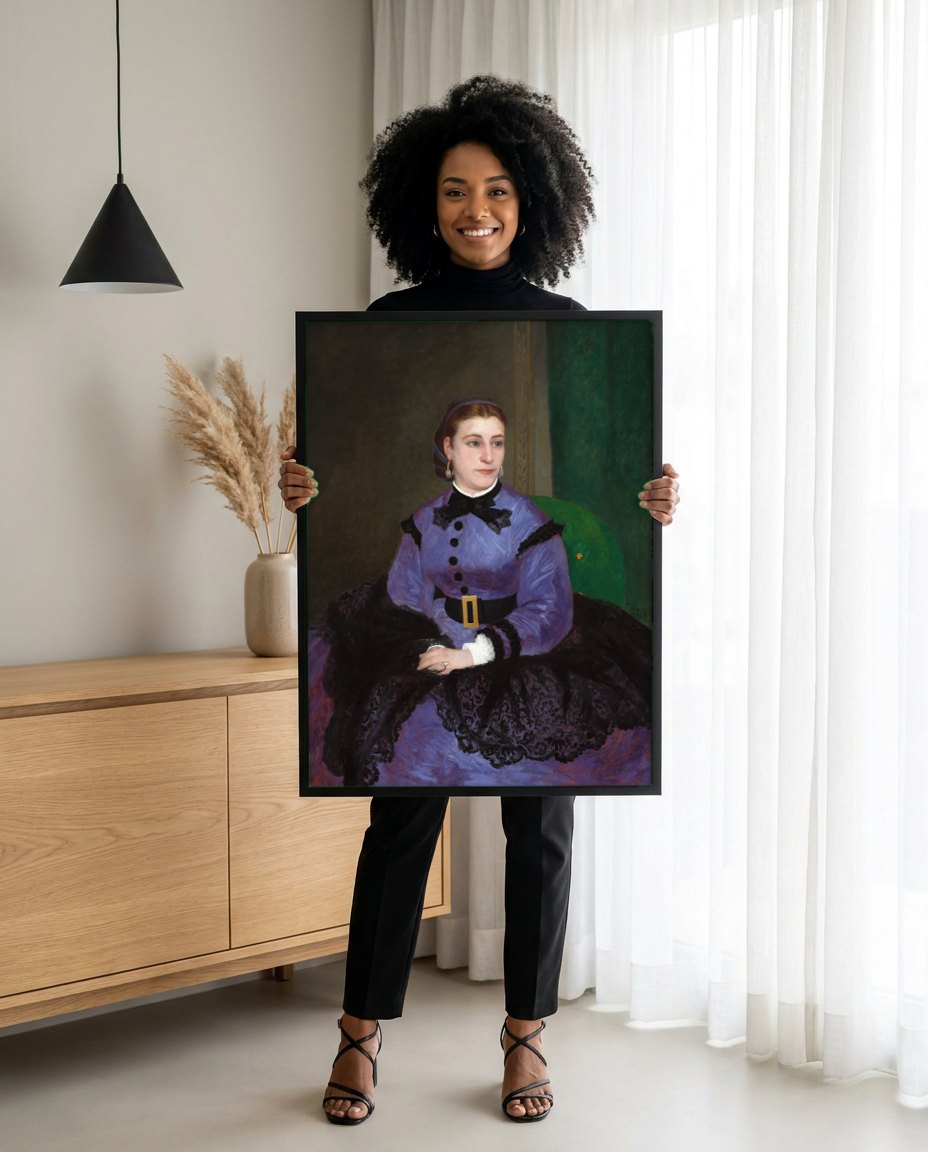 Quadro Decorativo Senhora com Vestido Lilás - Renoir | modelo apresentando o quadro emoldurado