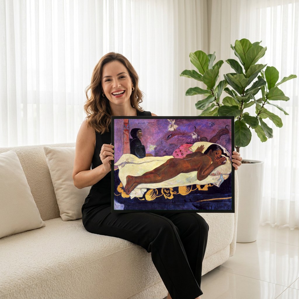 Quadro Decorativo Manao Tupapau (O Espírito dos Mortos) - Gauguin | modelo apresentando o quadro emoldurado