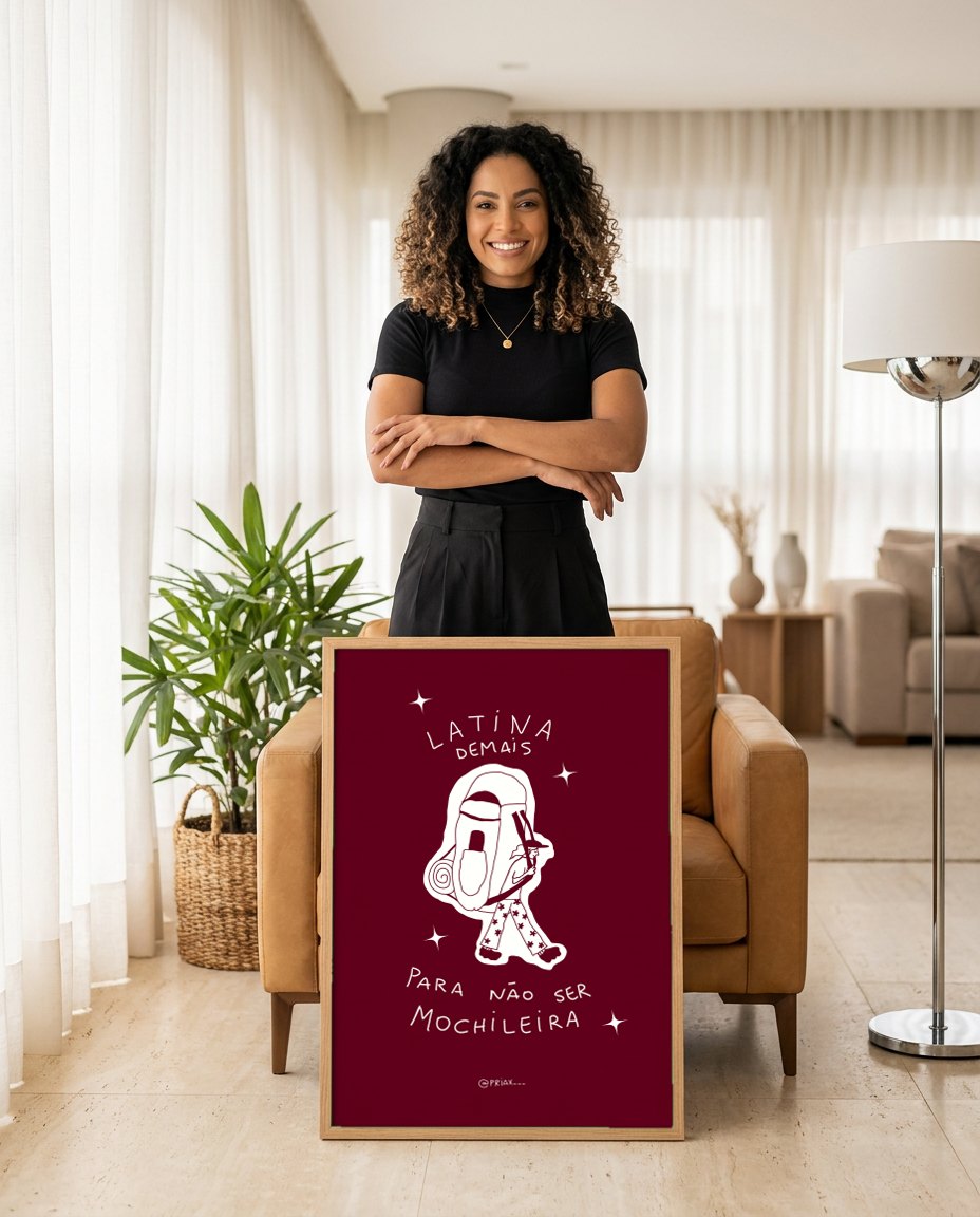 Quadro Decorativo 'Latina' - Bordô - Priscila Maciel | modelo apresentando o quadro emoldurado