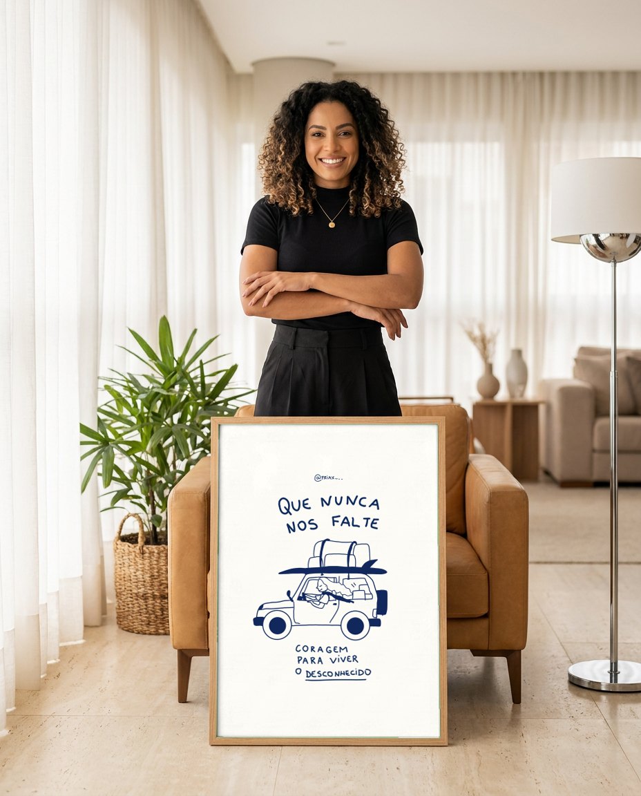 Quadro Decorativo 'Que Nunca Nos Falte Coragem' - Carro - Priscila Maciel | modelo apresentando o quadro emoldurado