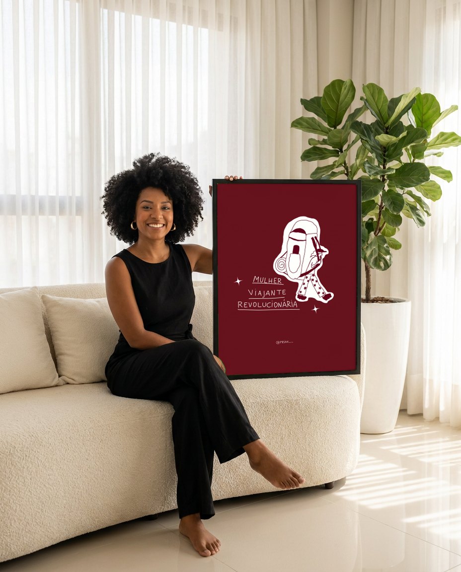 Quadro Decorativo 'Mulher Viajante Revolucionária' - Bordô - Priscila Maciel | modelo apresentando o quadro emoldurado
