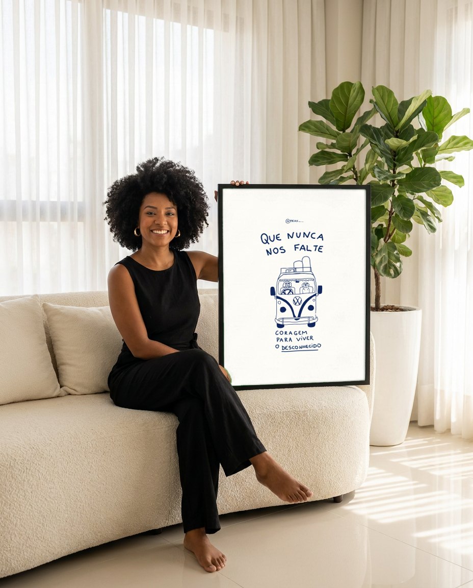 Quadro Decorativo 'Que Nunca Nos Falte Coragem' - Kombi & Cachorro - Priscila Maciel | modelo apresentando o quadro emoldurado