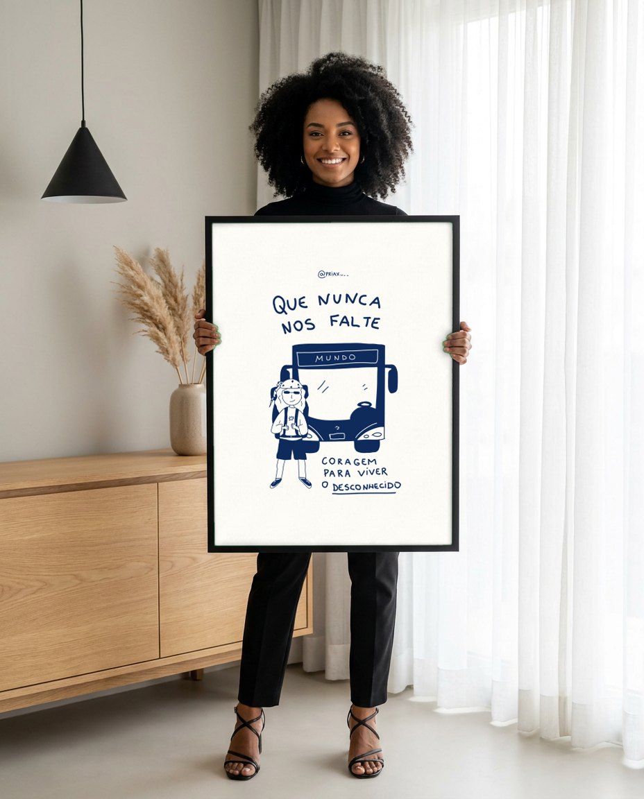 Quadro Decorativo 'Que Nunca Nos Falte Coragem' - Mochileira - Priscila Maciel | modelo apresentando o quadro emoldurado