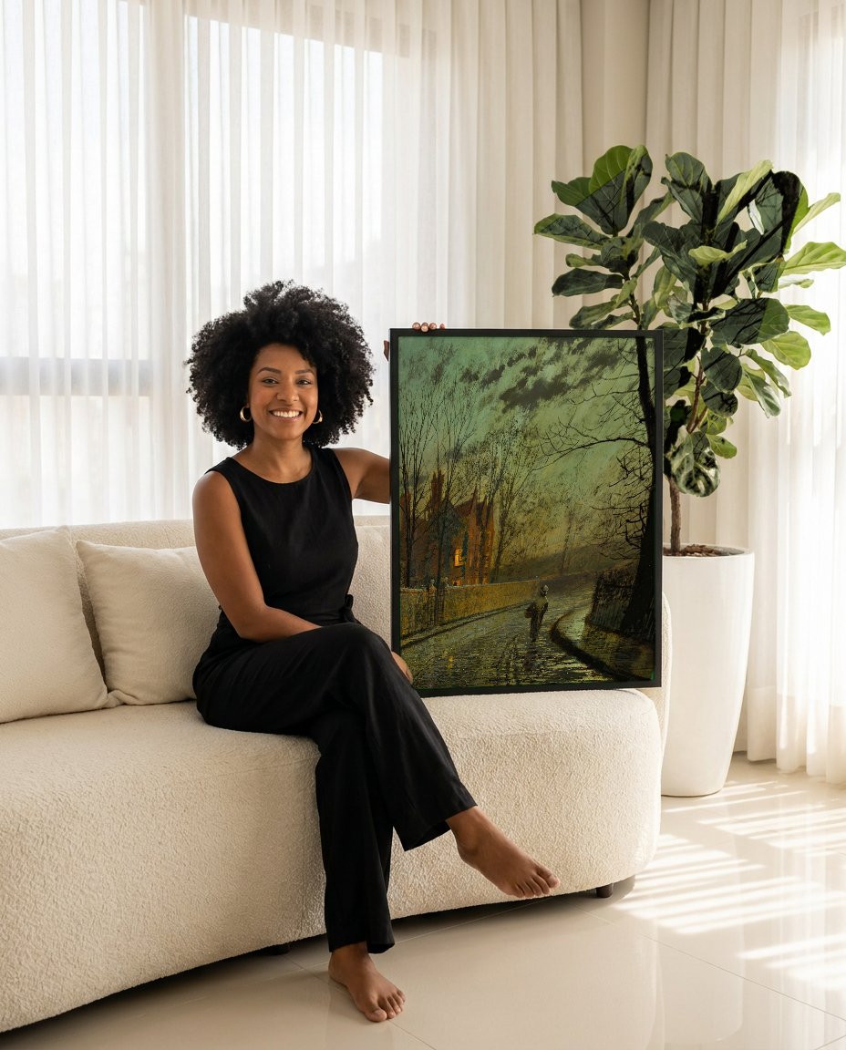 Quadro Decorativo 'Sob a Luz da Lua' - Grimshaw com modelo em ambiente