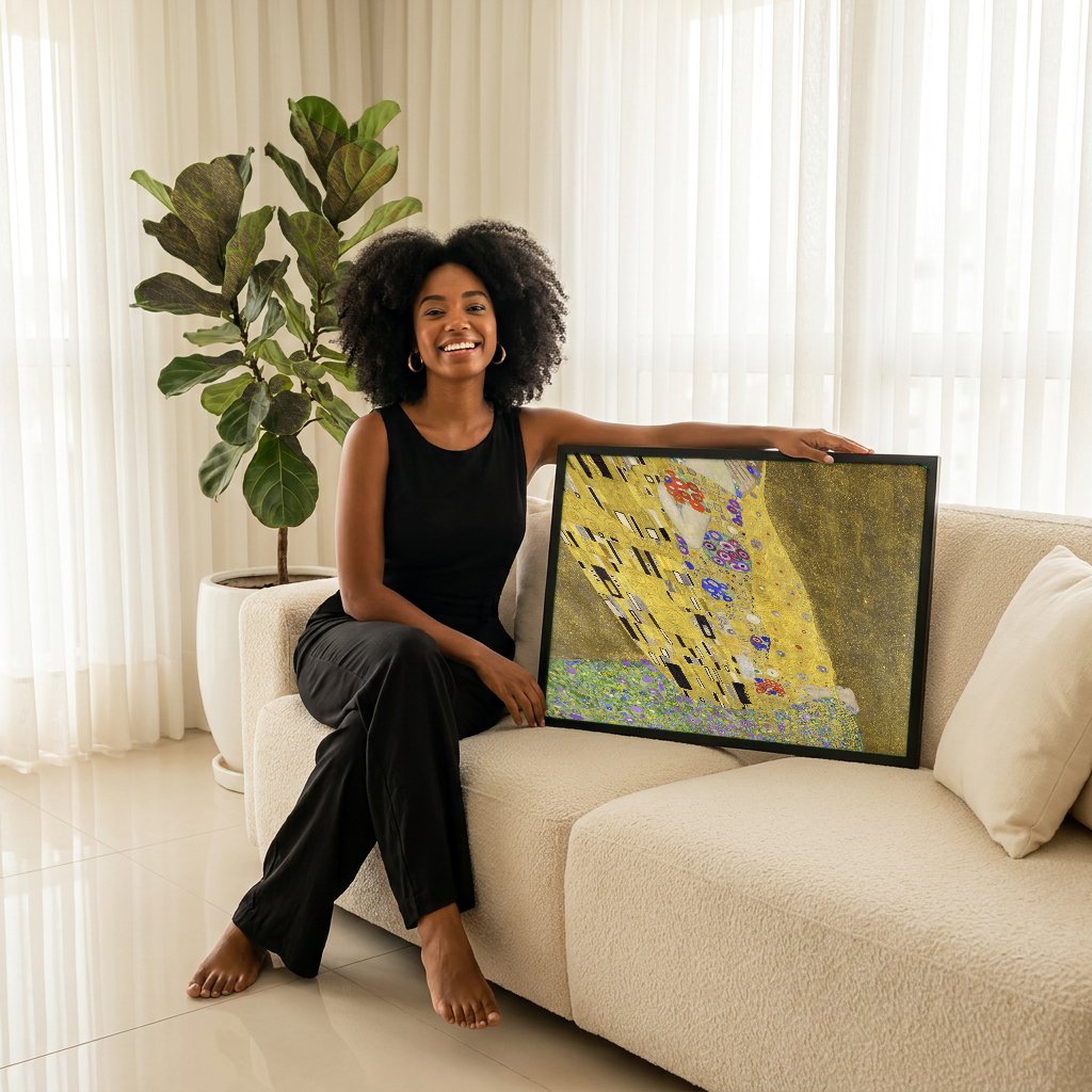 Quadro Decorativo O Beijo - Gustav Klimt com modelo em ambiente