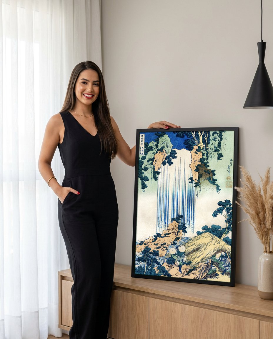 Quadro Decorativo A Cachoeira de Yoshitsune - Hokusai com modelo em ambiente