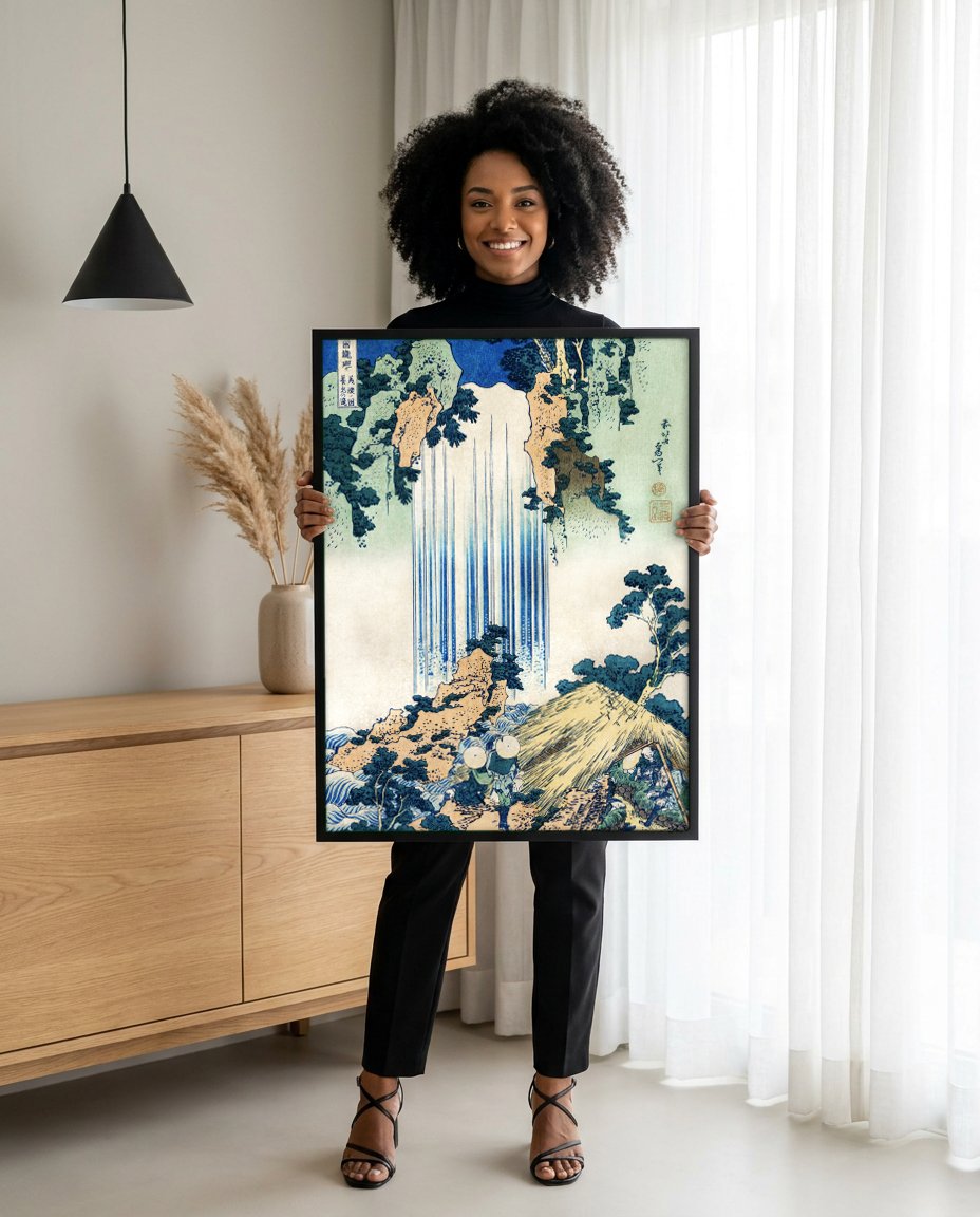 Quadro Decorativo A Cachoeira de Yoshitsune - Hokusai com modelo em ambiente