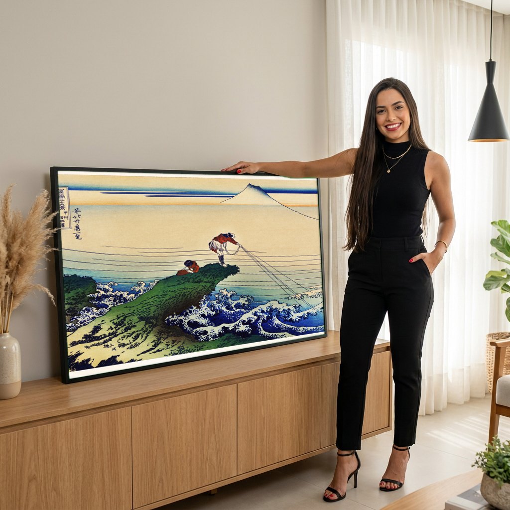 Quadro Decorativo Pescadores e Monte Fuji - Hokusai | modelo apresentando o quadro emoldurado