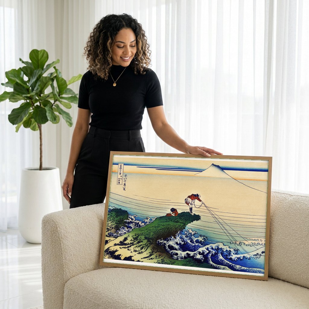 Quadro Decorativo Pescadores e Monte Fuji - Hokusai | modelo apresentando o quadro emoldurado