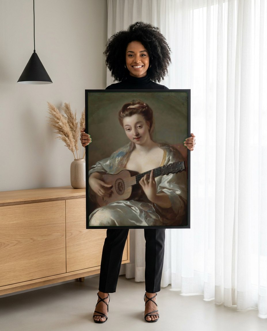 Quadro Decorativo A Mulher Guitarrista - Jean François de Troy | modelo apresentando o quadro emoldurado