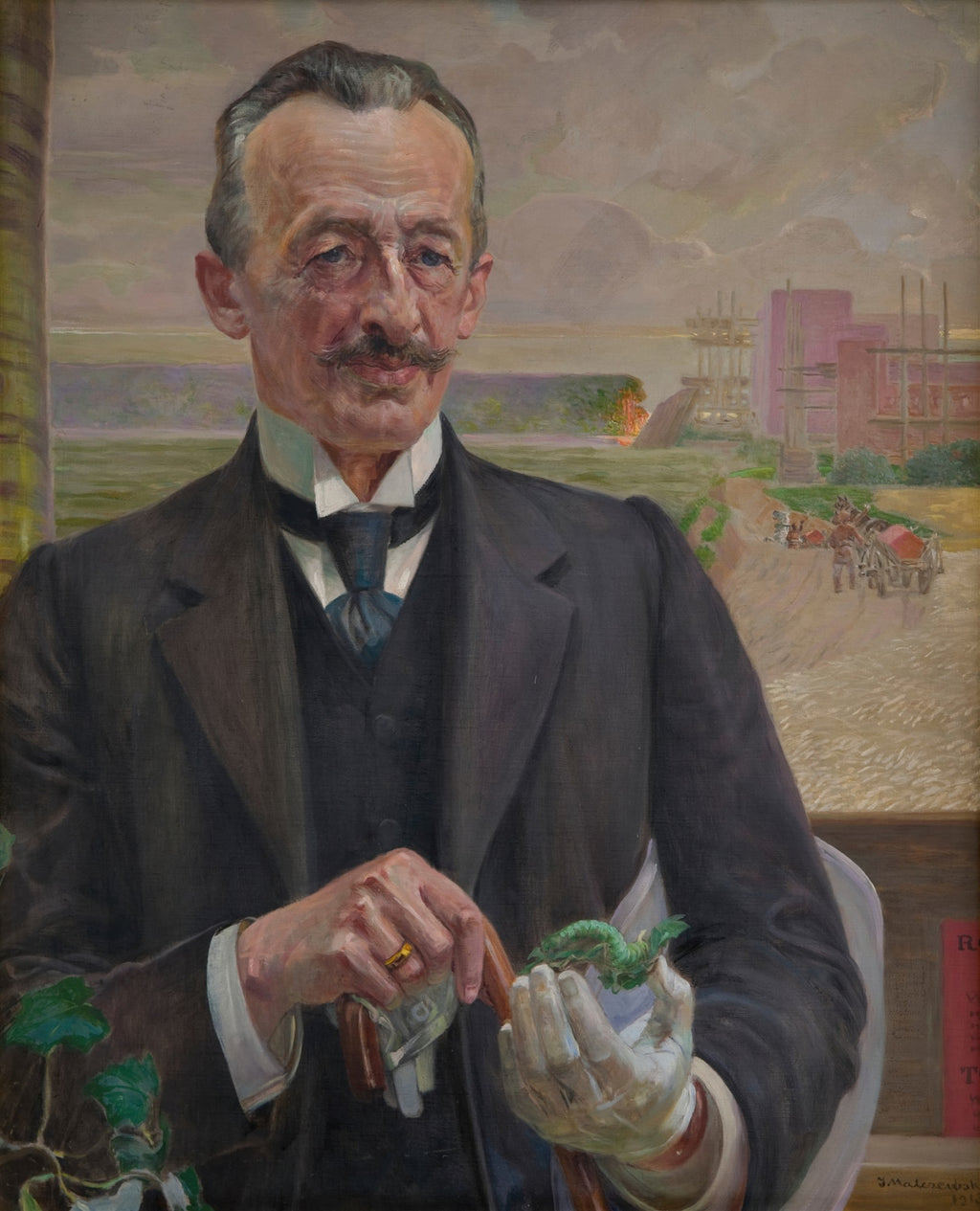 Retrato de um homem de bigode, em traje formal escuro, segurando uma lagarta verde e uma nota de dólar, com uma paisagem industrial e um pôr do sol ao fundo. Obra de Jacek Malczewski.