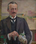 Retrato de um homem de bigode, em traje formal escuro, segurando uma lagarta verde e uma nota de dólar, com uma paisagem industrial e um pôr do sol ao fundo. Obra de Jacek Malczewski.