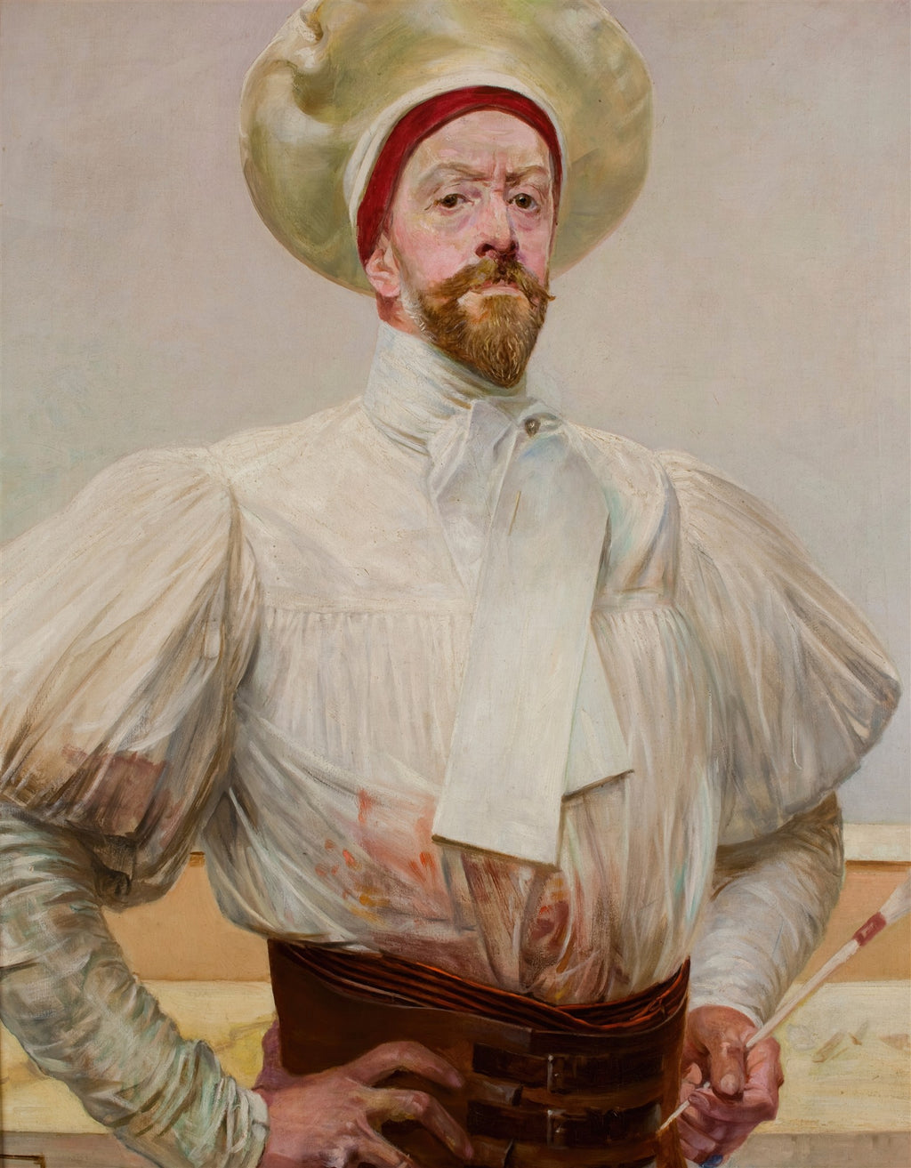 Autorretrato de Jacek Malczewski, um homem barbudo com chapéu e roupa branca, segurando um pincel, olhar penetrante