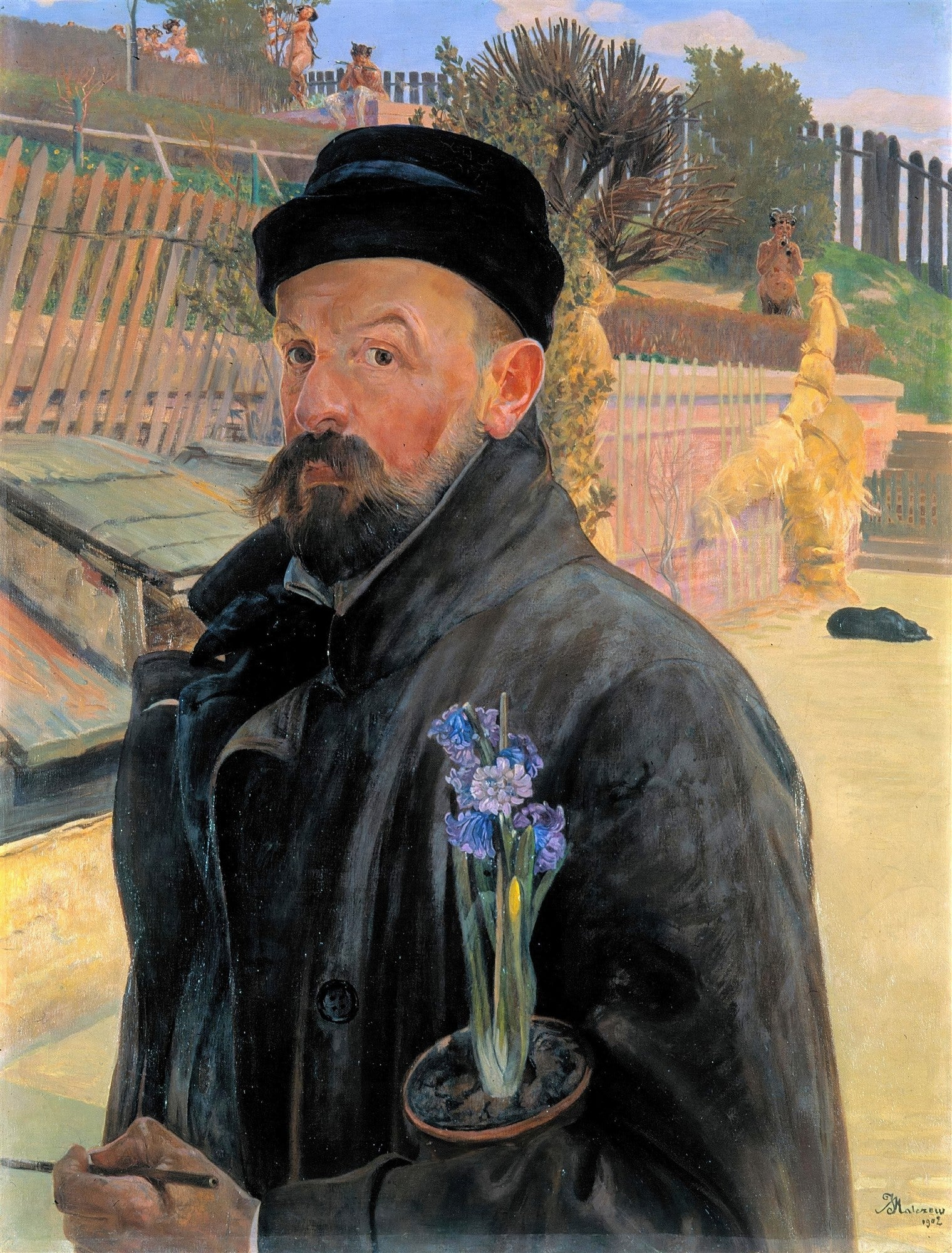 Autorretrato de Jacek Malczewski com chapéu escuro, bigode e barba, segurando um vaso com um jacinto roxo. Ao fundo, um jardim com figuras míticas.