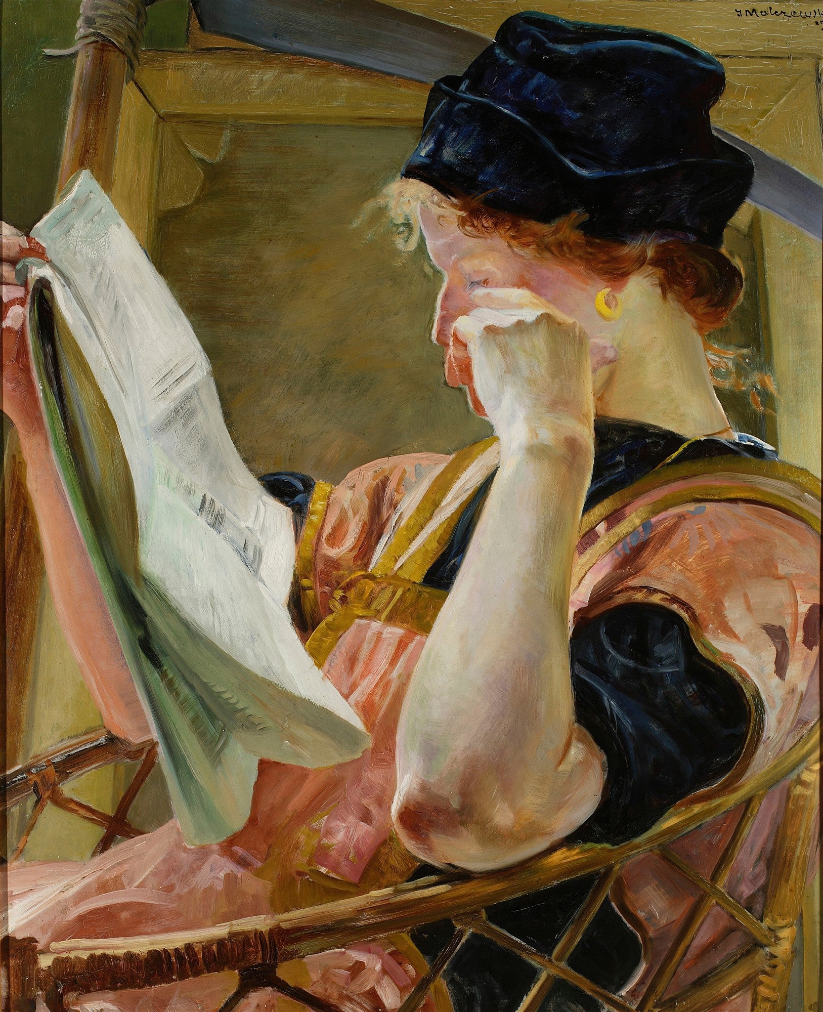 Pintura a óleo de Jacek Malczewski, "A Leitura", mostrando uma mulher em perfil lendo um jornal, com chapéu escuro e vestido rosa, em uma cadeira de vime dourada. A mulher tem o rosto parcialmente coberto pela mão, em um gesto pensativo, com um brinco amarelo visível.