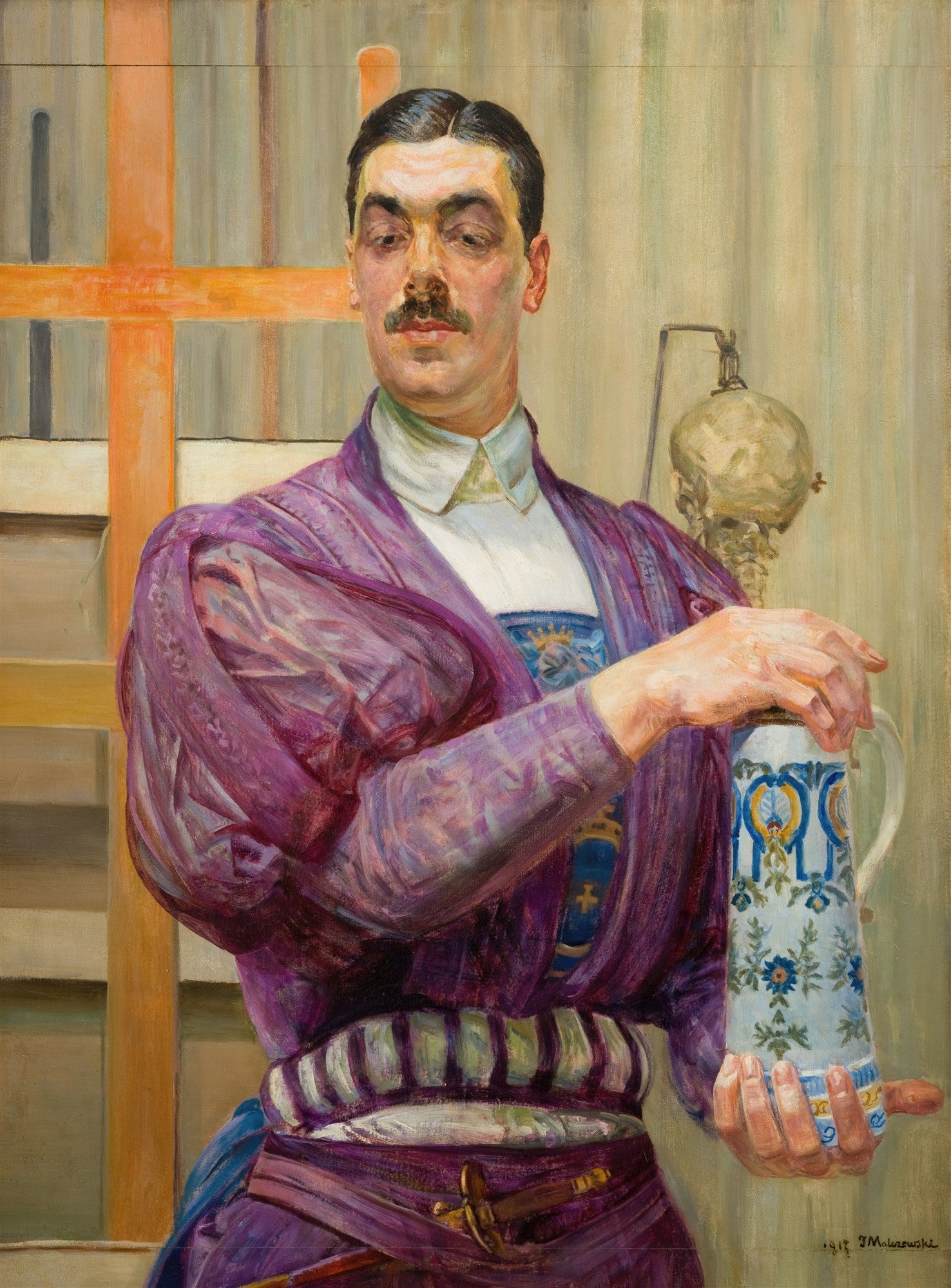 Autorretrato de Jacek Malczewski, um homem de bigode em vestes roxas segurando um jarro ornamental, com uma caveira ao fundo