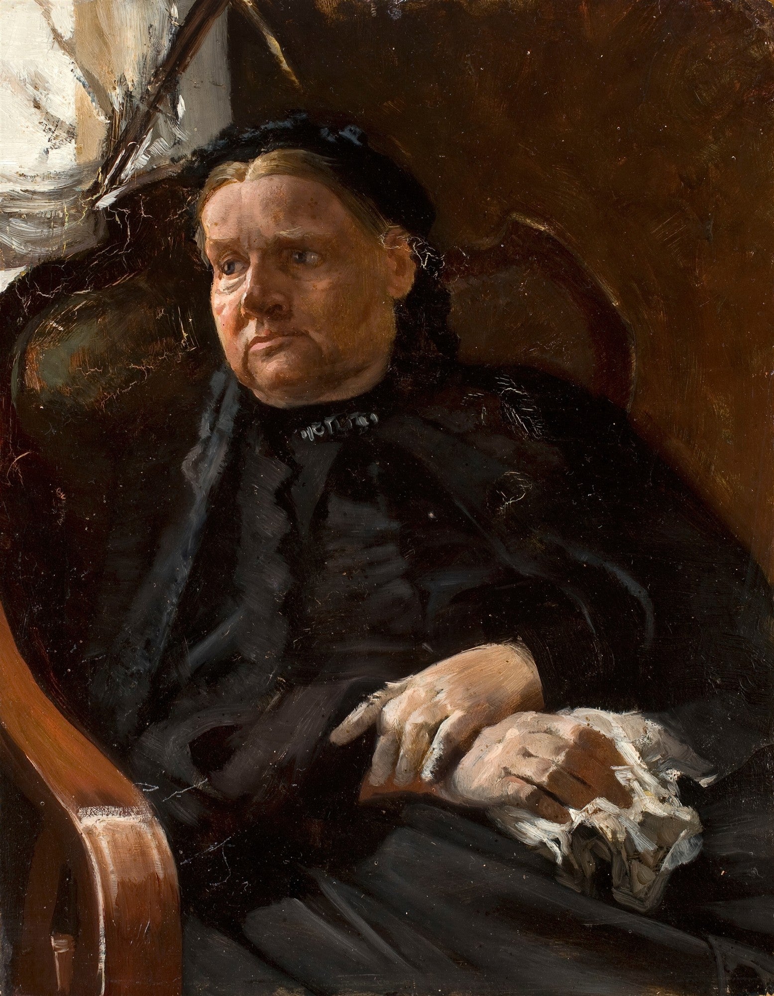 Retrato a óleo de uma senhora idosa de cabelos claros e rosto marcado pela idade, vestindo roupas escuras e sentada em uma poltrona de madeira, com as mãos cruzadas e um lenço branco amassado no colo. A luz incide suavemente sobre o rosto e as mãos, destacando a textura da pele e a expressão pensativa. O fundo é escuro e neutro, em tons de marrom.