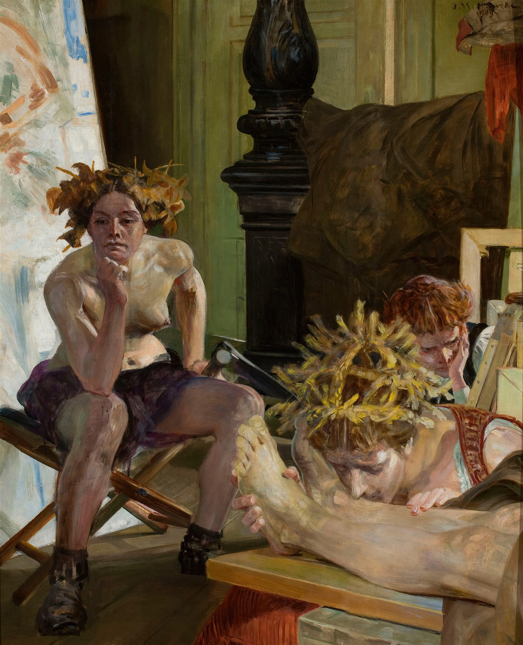 Quadro decorativo 'Pé de Sereia' de Jacek Malczewski, mostrando uma mulher sentada observando outra figura com uma coroa de folhas beijando um pé, em um ambiente de estúdio com cavalete ao fundo.
