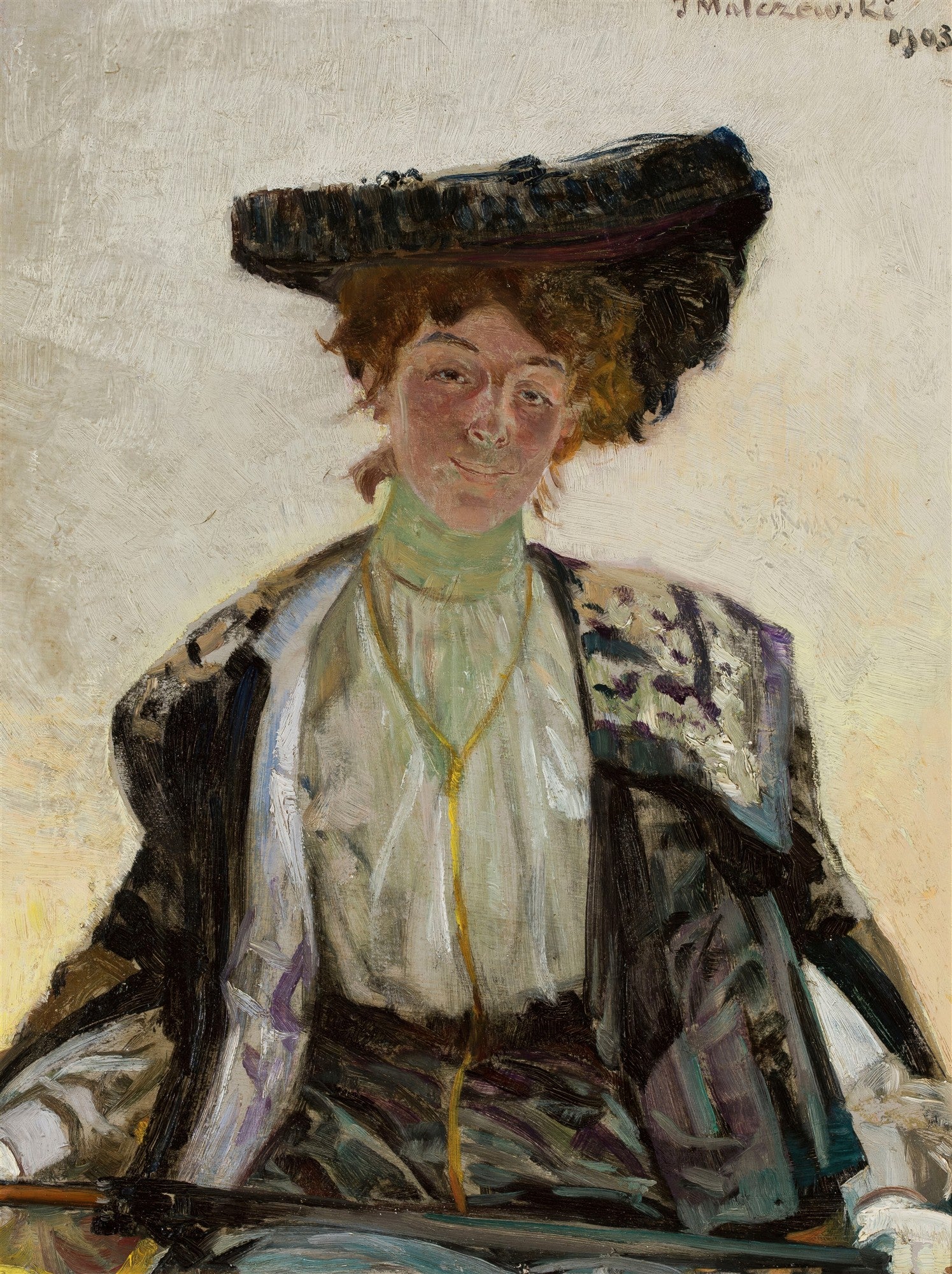 Retrato de mulher com chapéu escuro, blusa clara e casaco estampado, pintado por Jacek Malczewski em 1903. A mulher tem cabelos castanhos avermelhados, um sorriso sutil e um colar dourado. A pintura tem pinceladas visíveis e fundo claro.