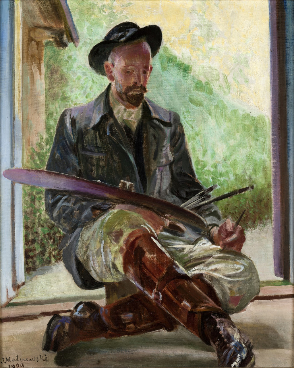 Autorretrato de Jacek Malczewski de 1909, mostrando o artista com chapéu e paleta, sentado em um ambiente de luz natural, com fundo verde e elementos arquitetônicos.