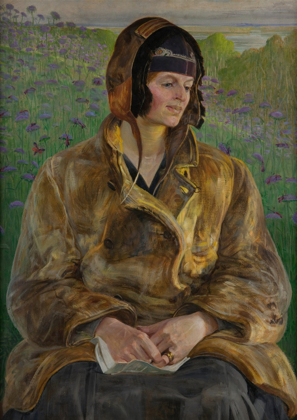 Retrato de uma mulher pensativa com touca escura e casaco marrom-dourado, sentada em um campo de flores roxas, com paisagem distante ao fundo, obra de Jacek Malczewski.