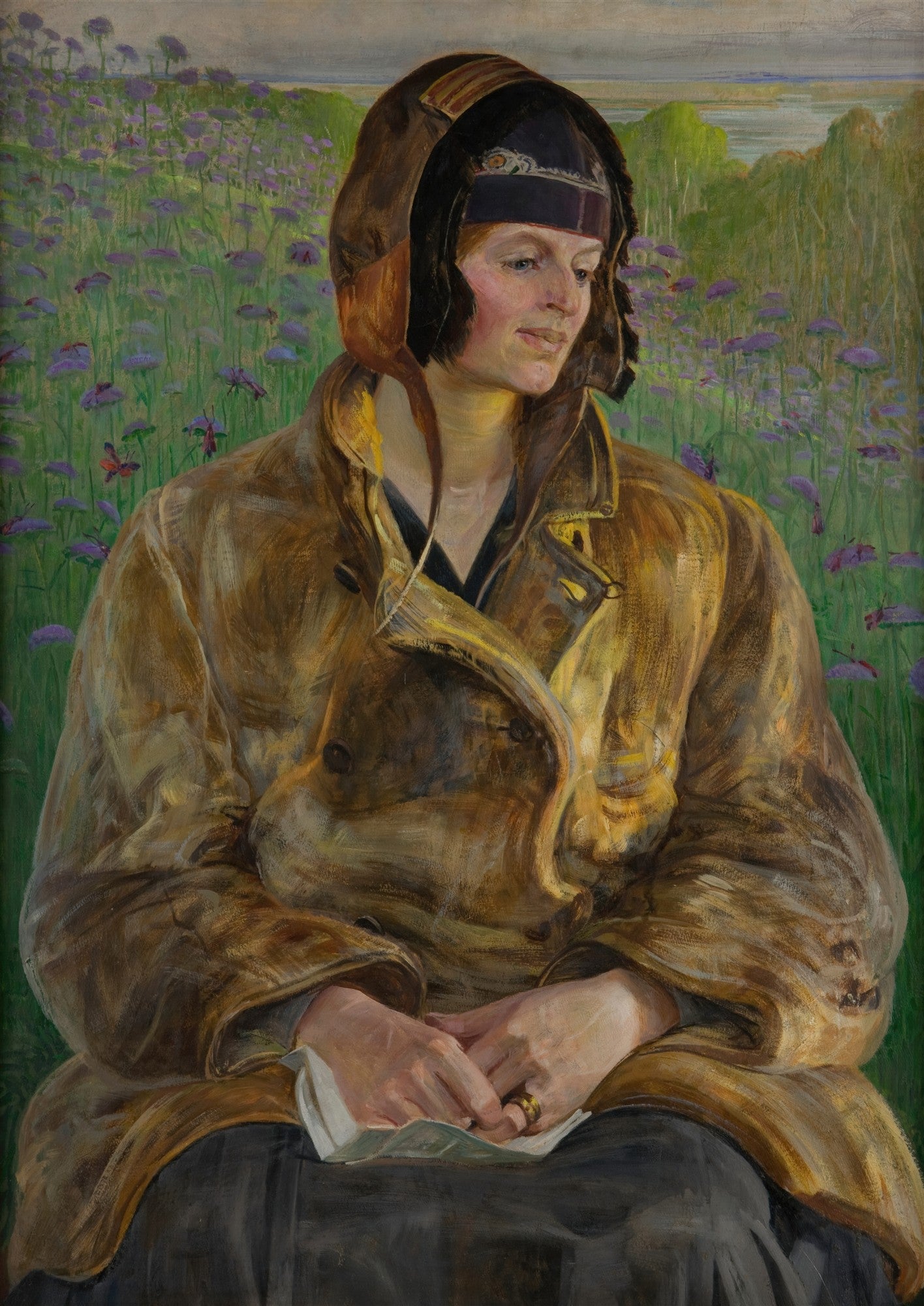 Retrato de uma mulher pensativa com touca escura e casaco marrom-dourado, sentada em um campo de flores roxas, com paisagem distante ao fundo, obra de Jacek Malczewski.
