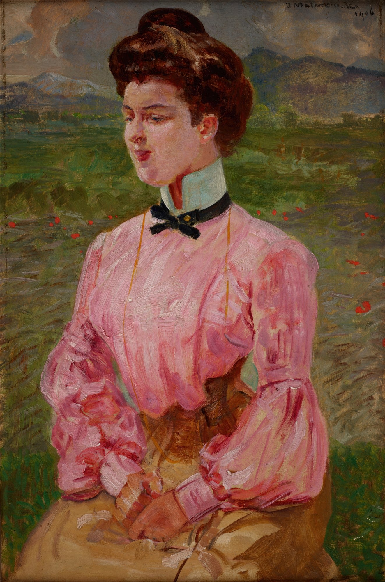 Retrato de uma jovem mulher de busto, vestida de rosa com gola alta branca e laço preto, em um campo verde com montanhas ao fundo, por Jacek Malczewski.