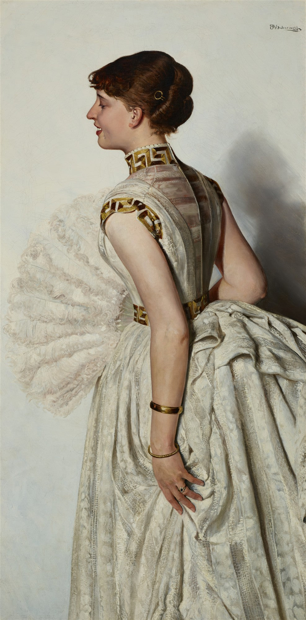 Retrato de 'A Dama de Branco' de Jacek Malczewski, uma mulher sorrindo de perfil com um vestido branco e dourado ornado.